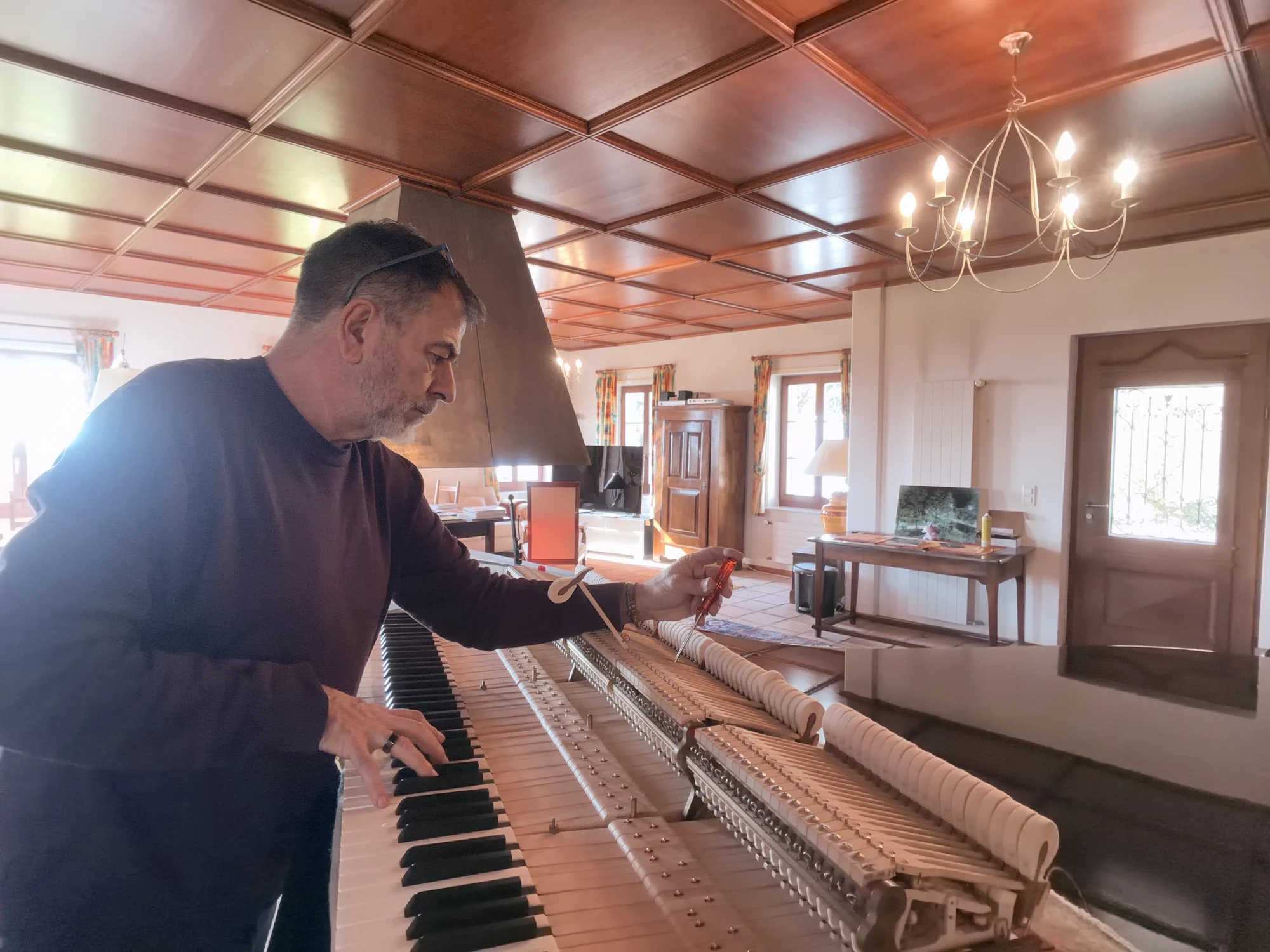Patrice Scanavini intervenant sur un piano